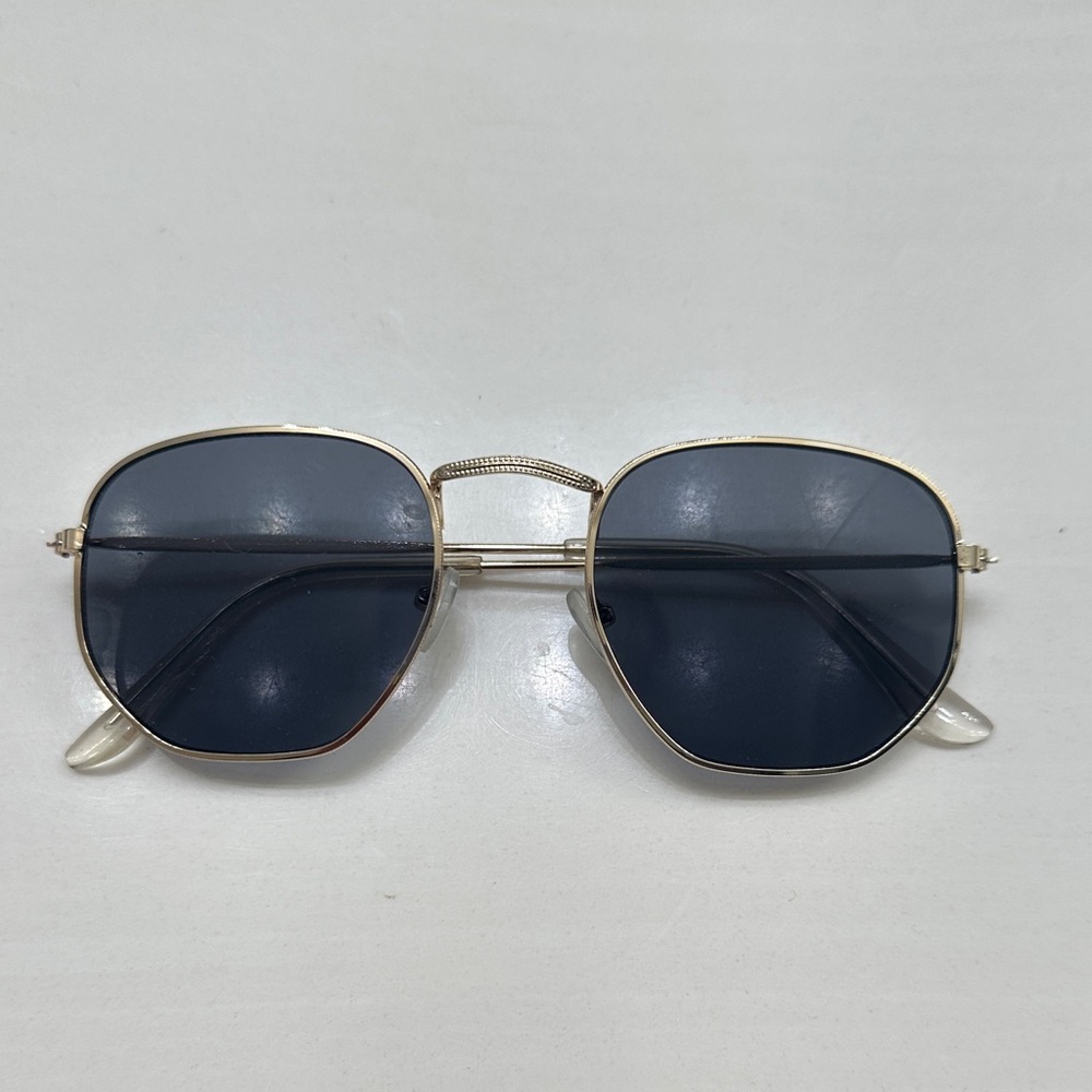 Stylish Square Sunglasses with Dark Lenses